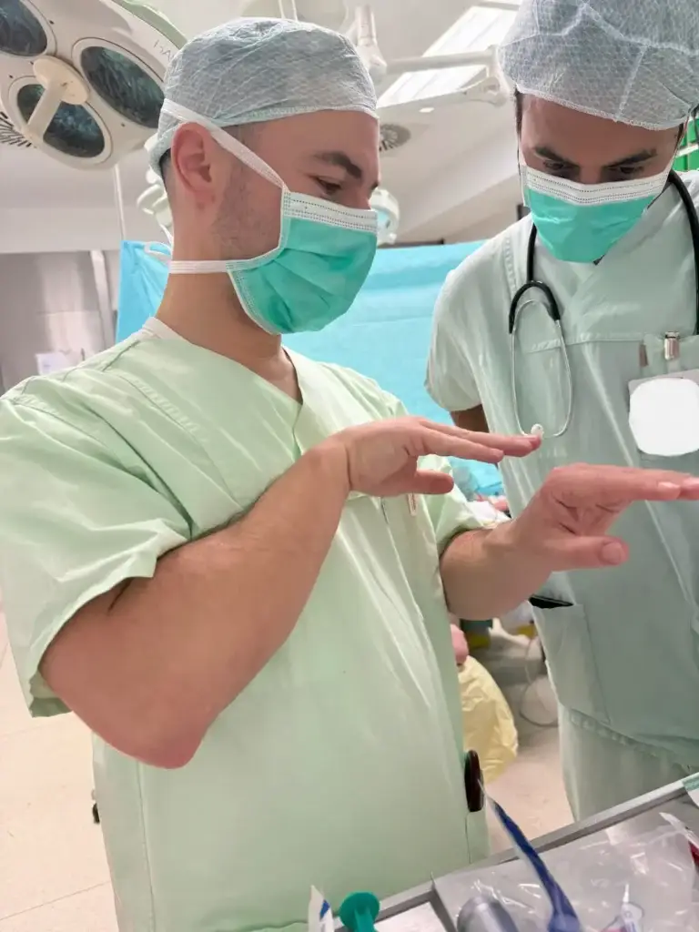 Facharzt erklärt Assistenzarzt die Position des Laryngoskops